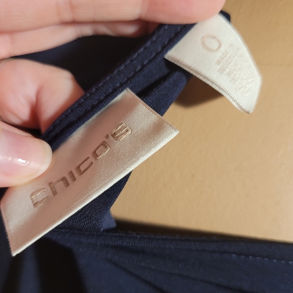 Chico Vneck Sleeveless Side Zipper Decal Dress in Black Size 0 - Picture 5 of 5